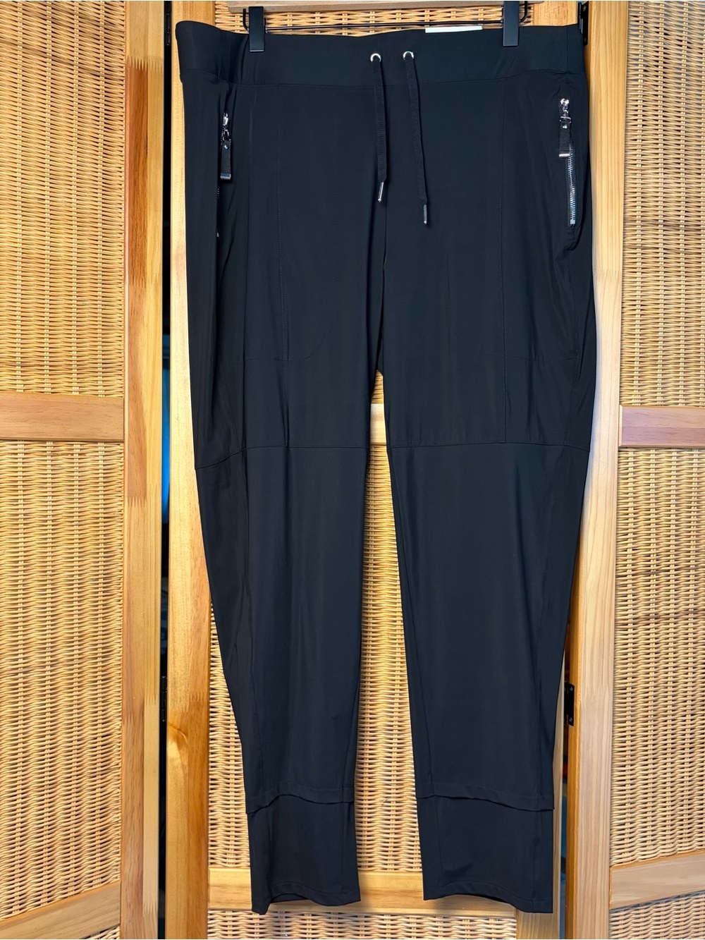 Chico’s new Black Zenergy seam detail stretch pant with Zip Pockets sz L/2
